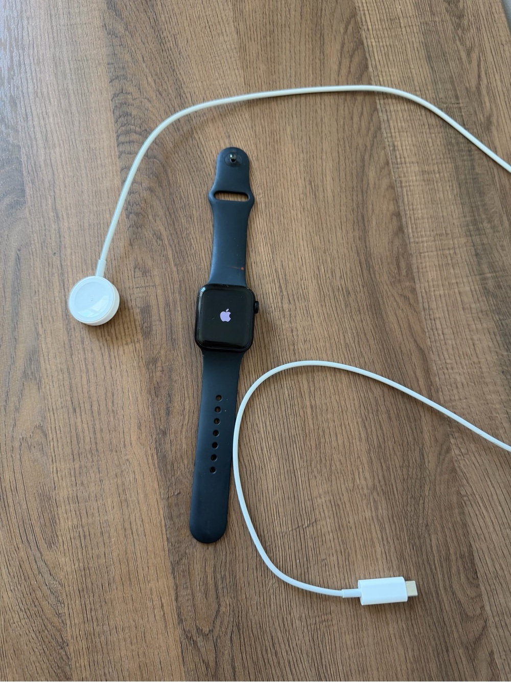 Apple Watch SE 40 mm with sport band and charger